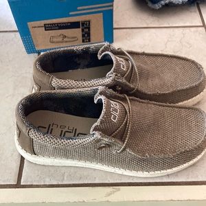 Hey dudes size 6 youth. Wally youth Sox sand
